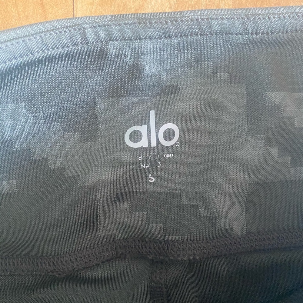Alo Green Houndstooth Crop Leggings - Picture 7 of 7